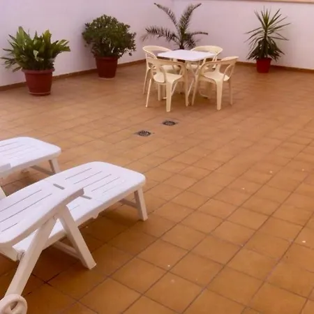 Situado En El Centro Con 3 Habitaciones, Dispone De Aire Acondicionado Y Wifi A 150m De La Playa Y El Castillo Lejlighed