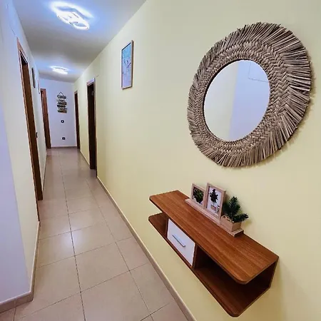 Situado En El Centro Con 3 Habitaciones, Dispone De Aire Acondicionado Y Wifi A 150m De La Playa Y El Castillo Lejlighed