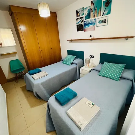 Situado En El Centro Con 3 Habitaciones, Dispone De Aire Acondicionado Y Wifi A 150m De La Playa Y El Castillo Lejlighed