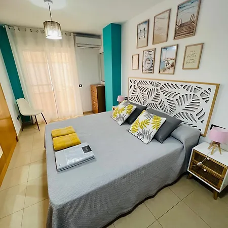 Situado En El Centro Con 3 Habitaciones, Dispone De Aire Acondicionado Y Wifi A 150m De La Playa Y El Castillo