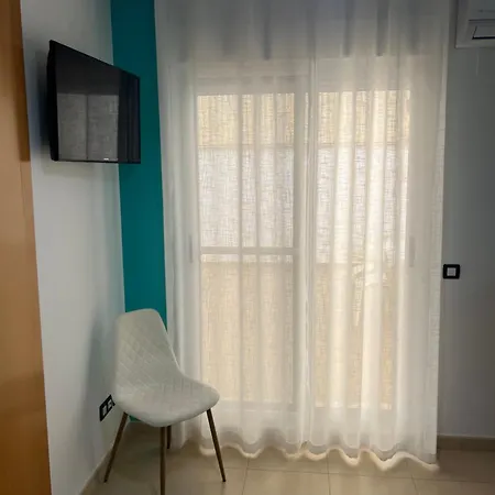 Situado En El Centro Con 3 Habitaciones, Dispone De Aire Acondicionado Y Wifi A 150m De La Playa Y El Castillo Lejlighed